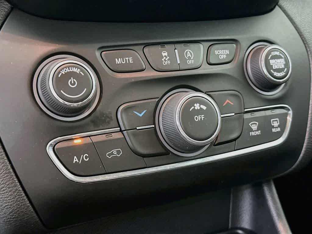 Thumbnail: 2020 Jeep Cherokee - 17