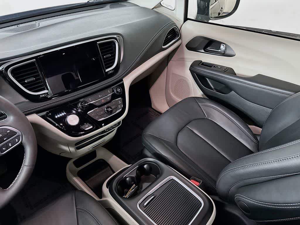 Thumbnail: 2022 Chrysler Pacifica - 11