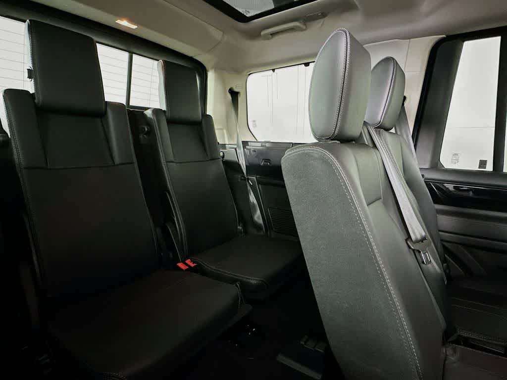 Thumbnail: 2015 Land Rover LR4 - 34