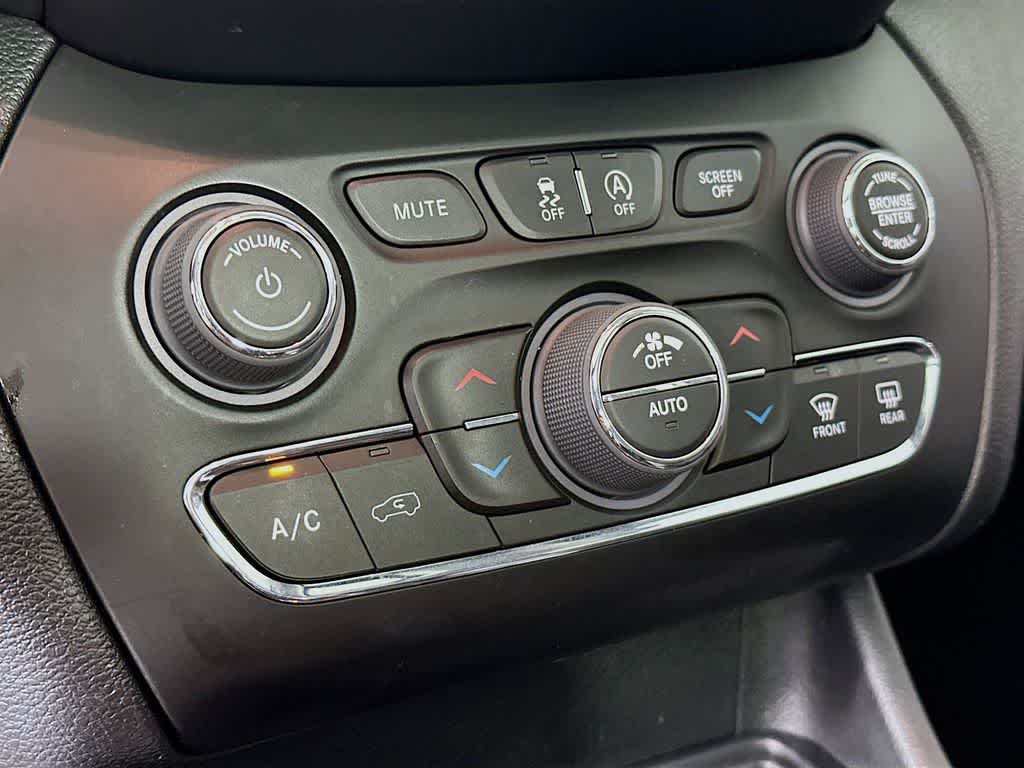 Thumbnail: 2022 Jeep Cherokee - 18