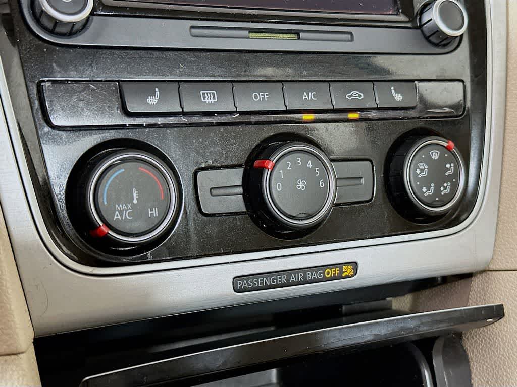 Thumbnail: 2013 Volkswagen Passat - 18