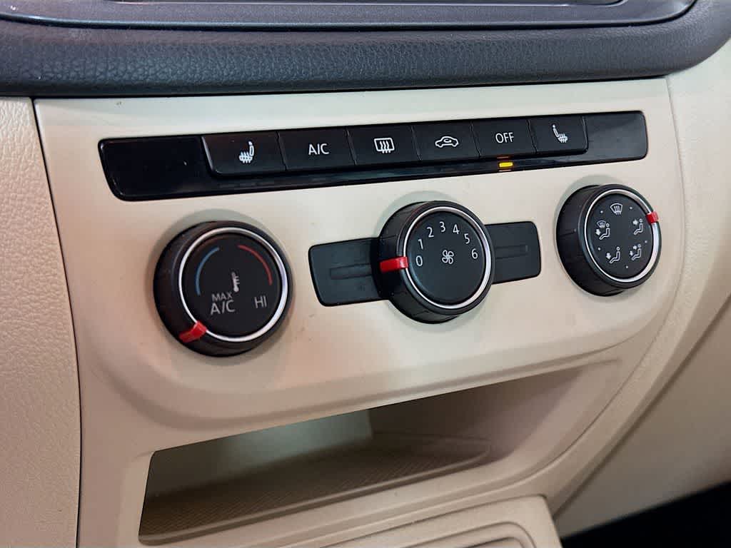 Thumbnail: 2015 Volkswagen Tiguan - 18