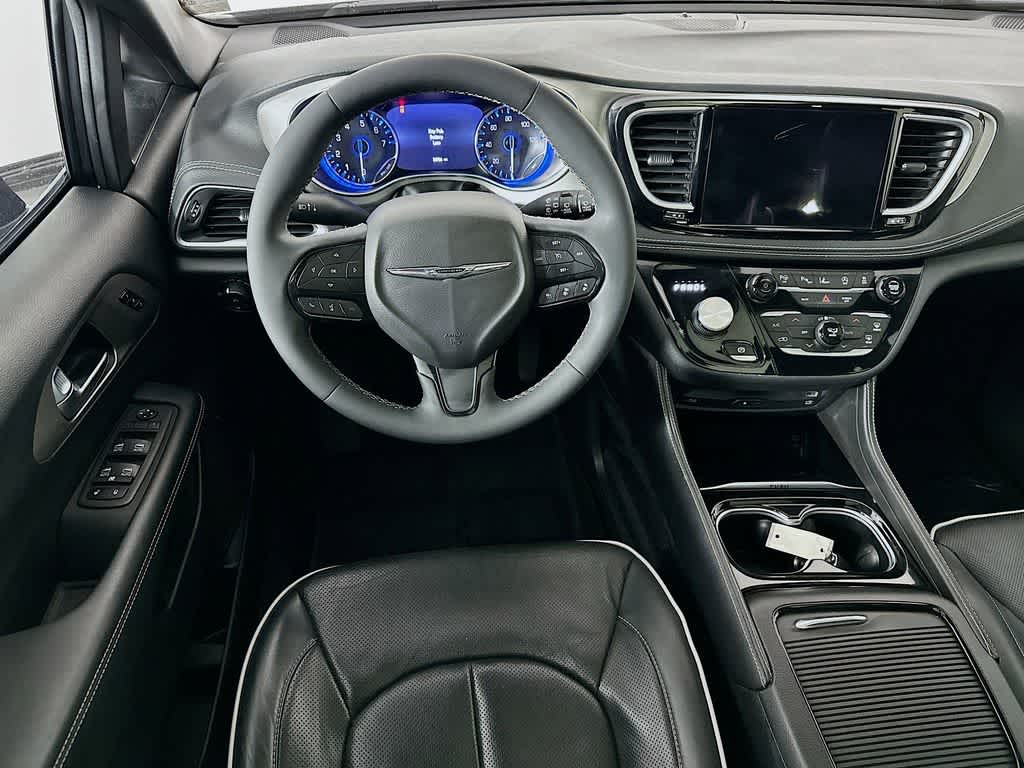 Thumbnail: 2022 Chrysler Pacifica - 10