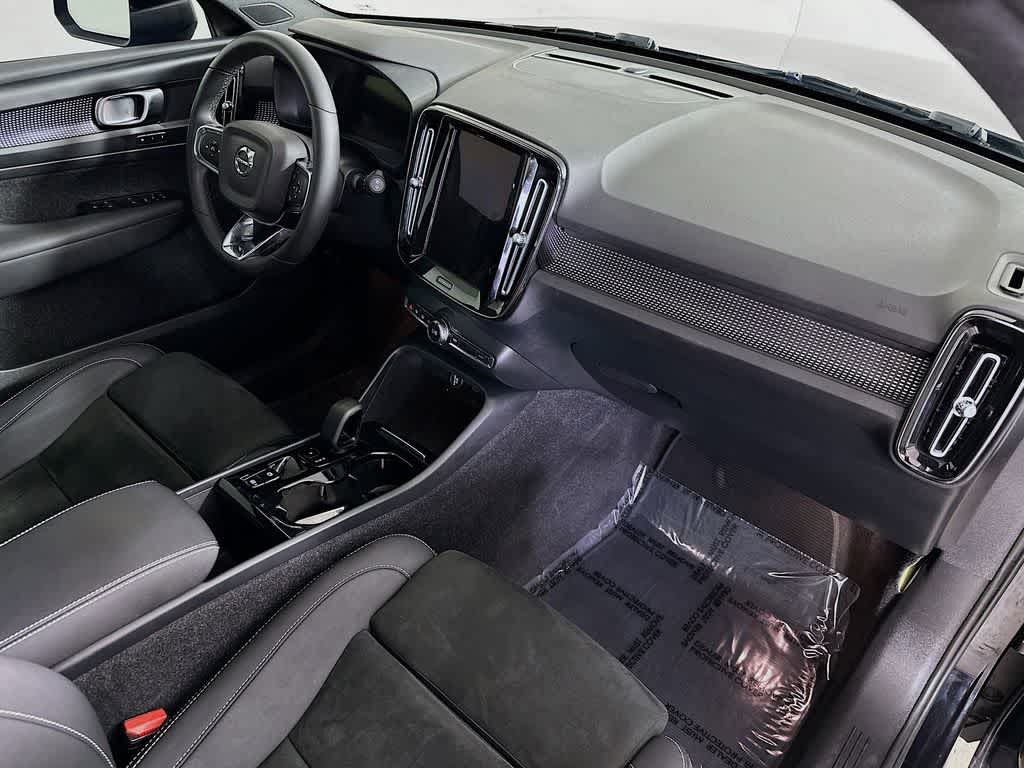 Thumbnail: 2023 Volvo XC40 - 32