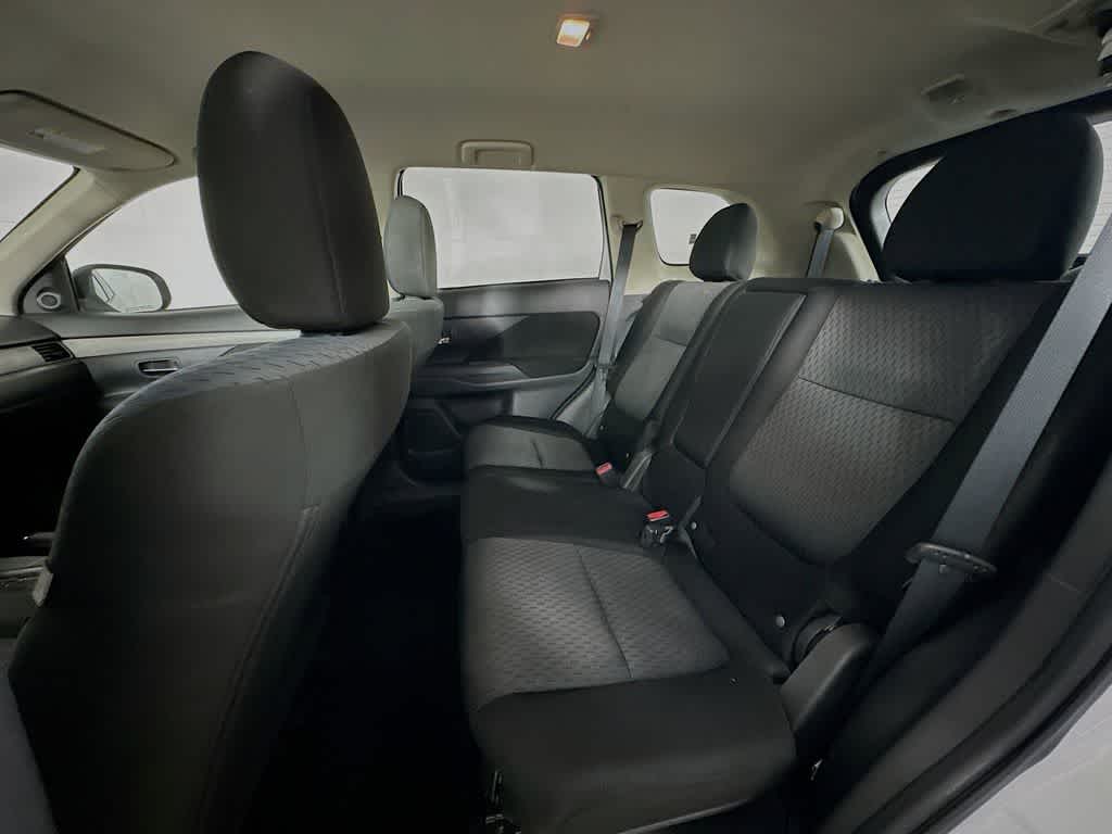 Thumbnail: 2014 Mitsubishi Outlander - 13