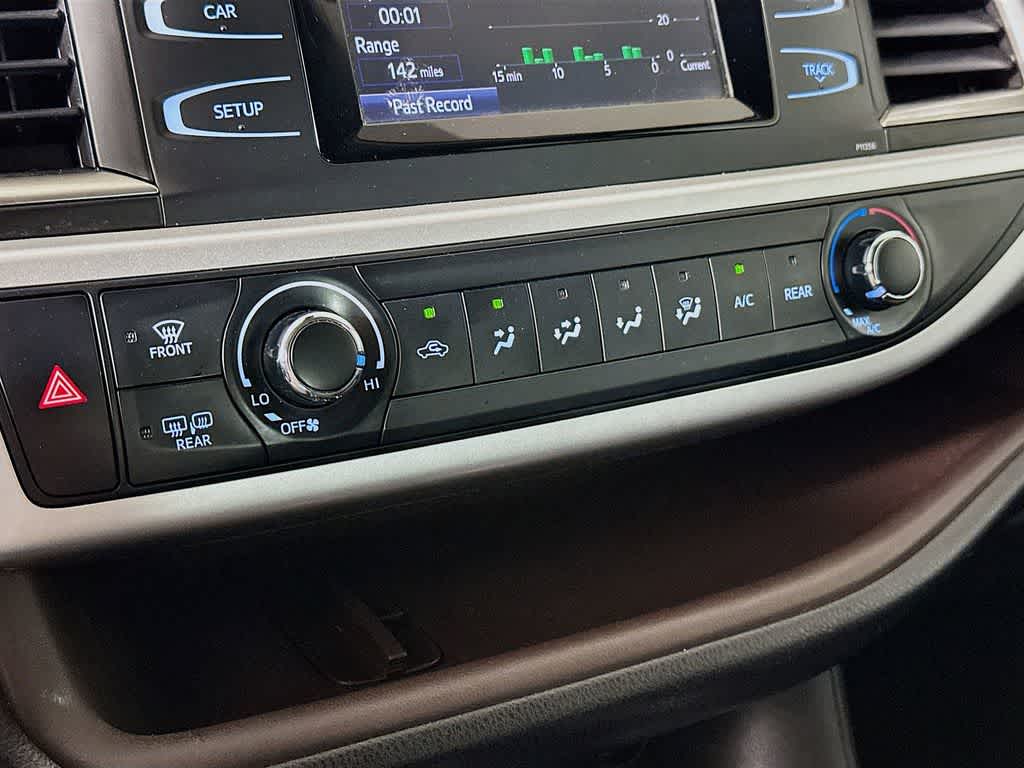 Thumbnail: 2018 Toyota Highlander - 18