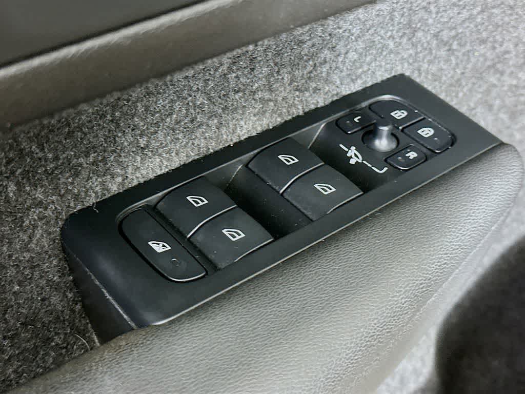 Thumbnail: 2023 Volvo XC40 - 26