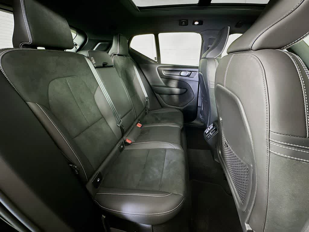 Thumbnail: 2023 Volvo XC40 - 31