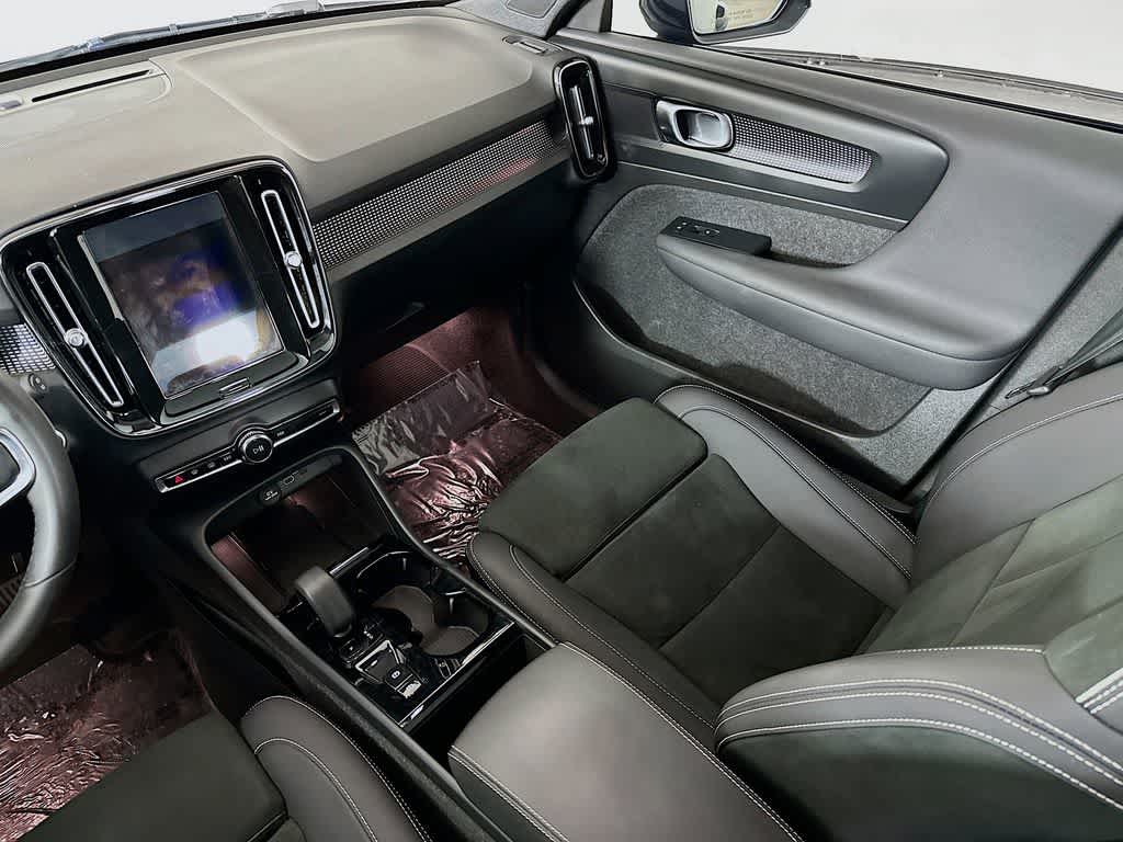 Thumbnail: 2023 Volvo XC40 - 11