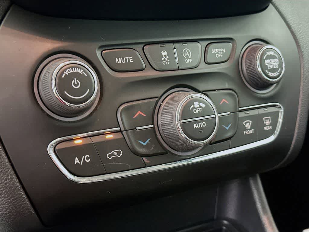 Thumbnail: 2019 Jeep Cherokee - 18