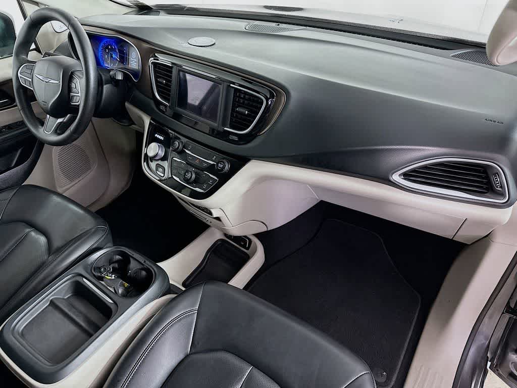 Thumbnail: 2021 Chrysler Voyager - 32