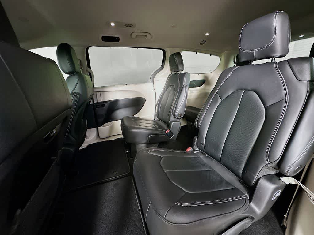 Thumbnail: 2022 Chrysler Pacifica - 14