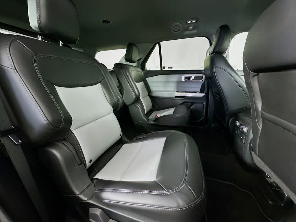 Thumbnail: 2022 Ford Explorer - 32