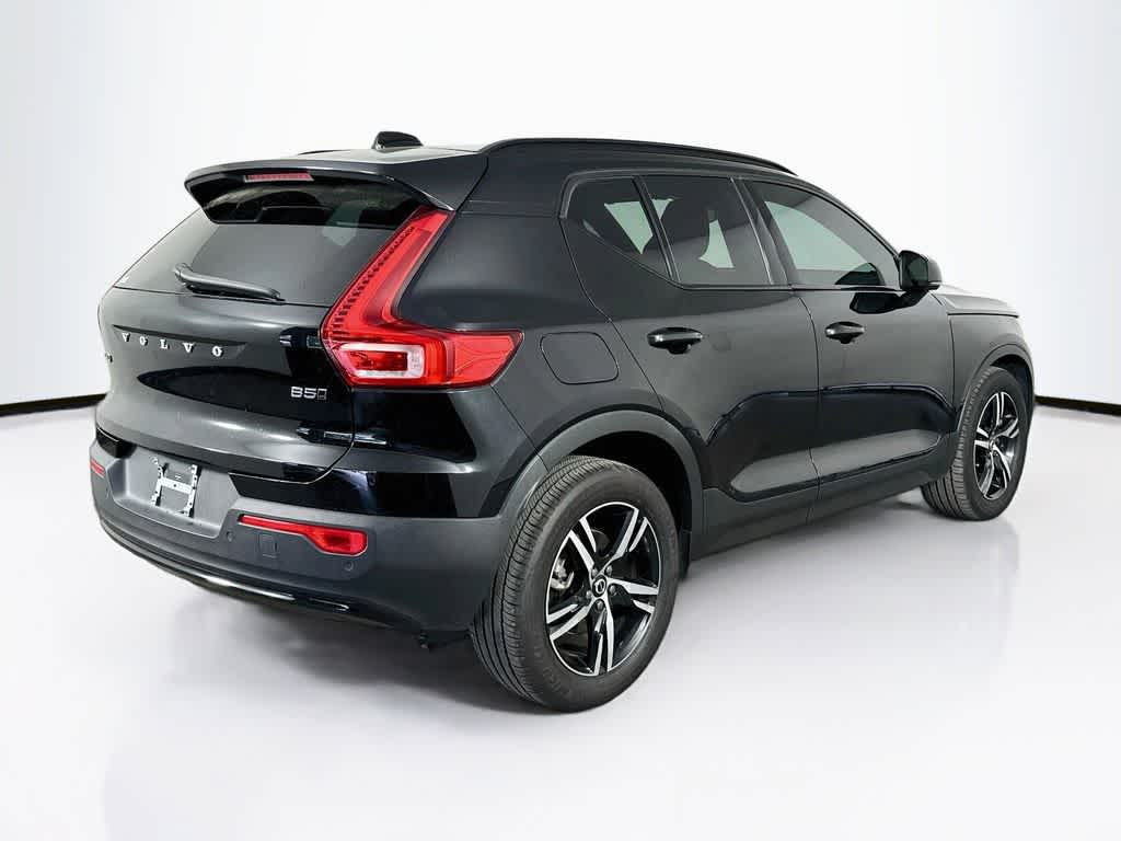 Thumbnail: 2023 Volvo XC40 - 24