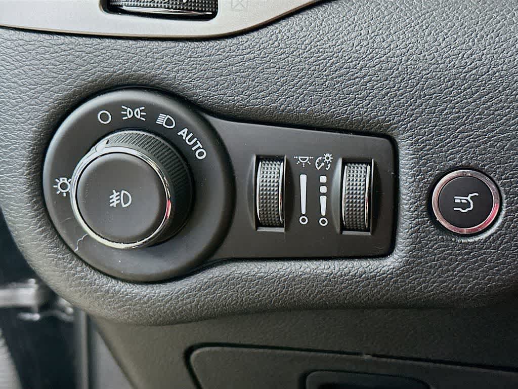 Thumbnail: 2019 Jeep Cherokee - 27