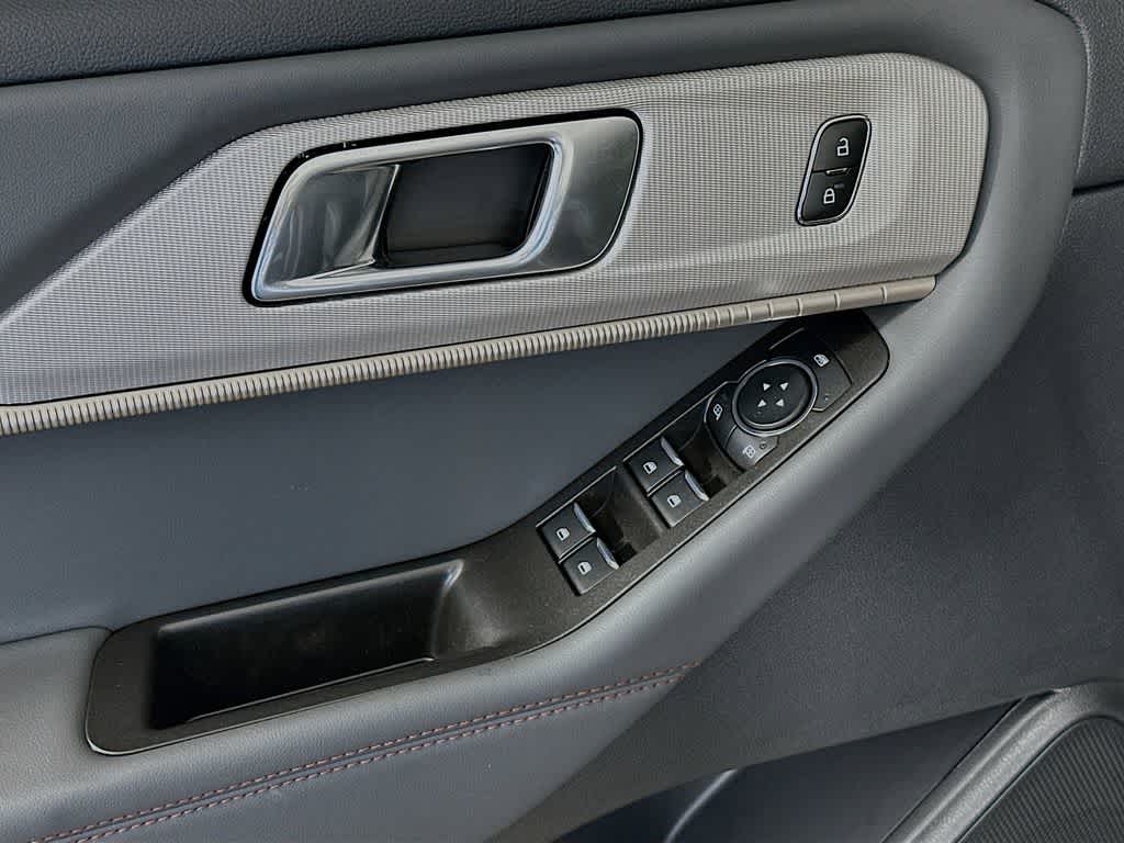 2025 Ford Explorer Active 29