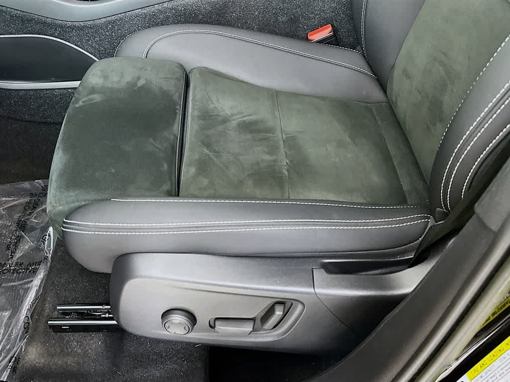 Thumbnail: 2023 Volvo XC40 - 29