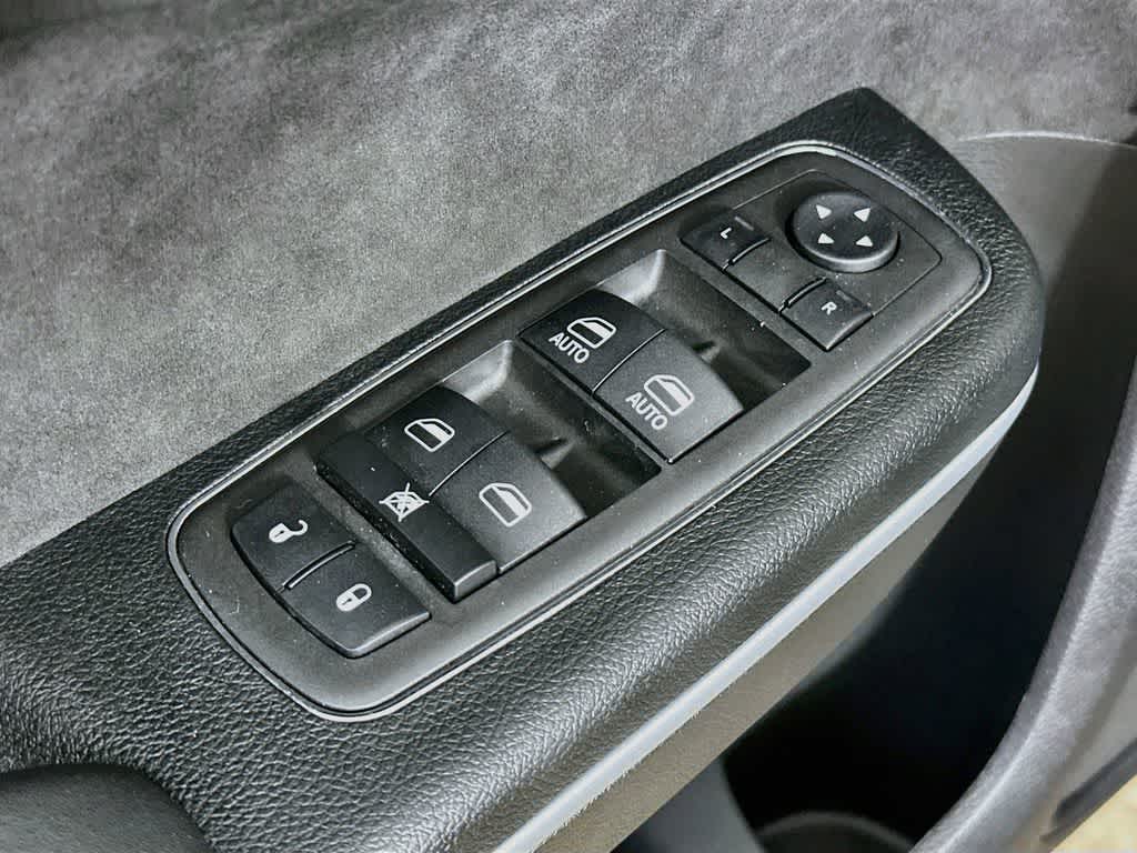 Thumbnail: 2023 Chrysler 300 - 30