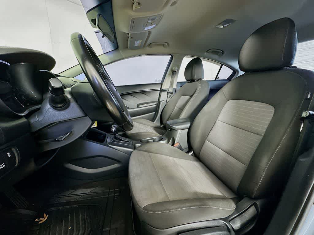 Thumbnail: 2016 Kia Forte - 12