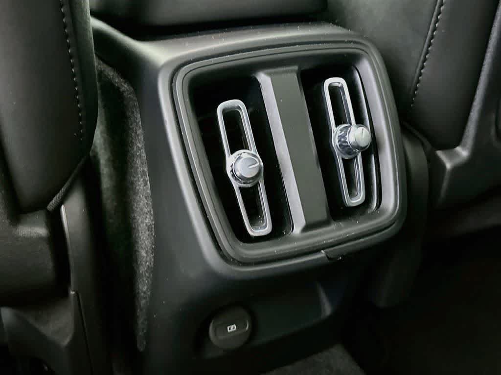 Thumbnail: 2023 Volvo XC40 - 13