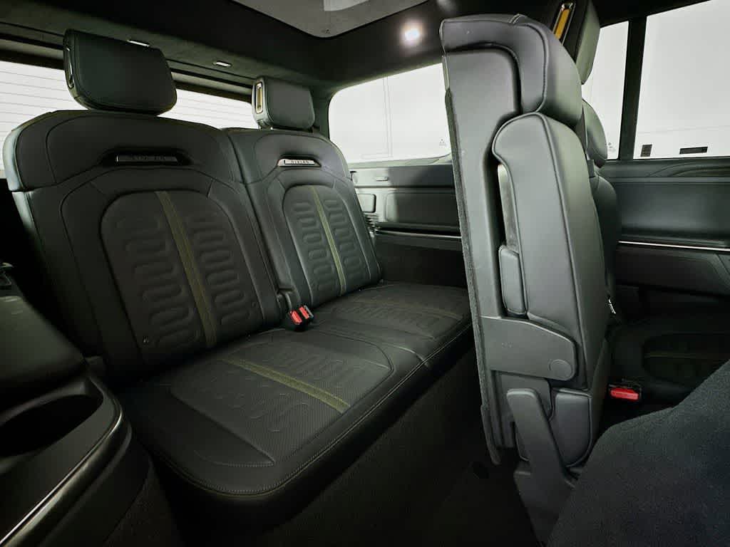 Thumbnail: 2025 Rivian R1S - 32