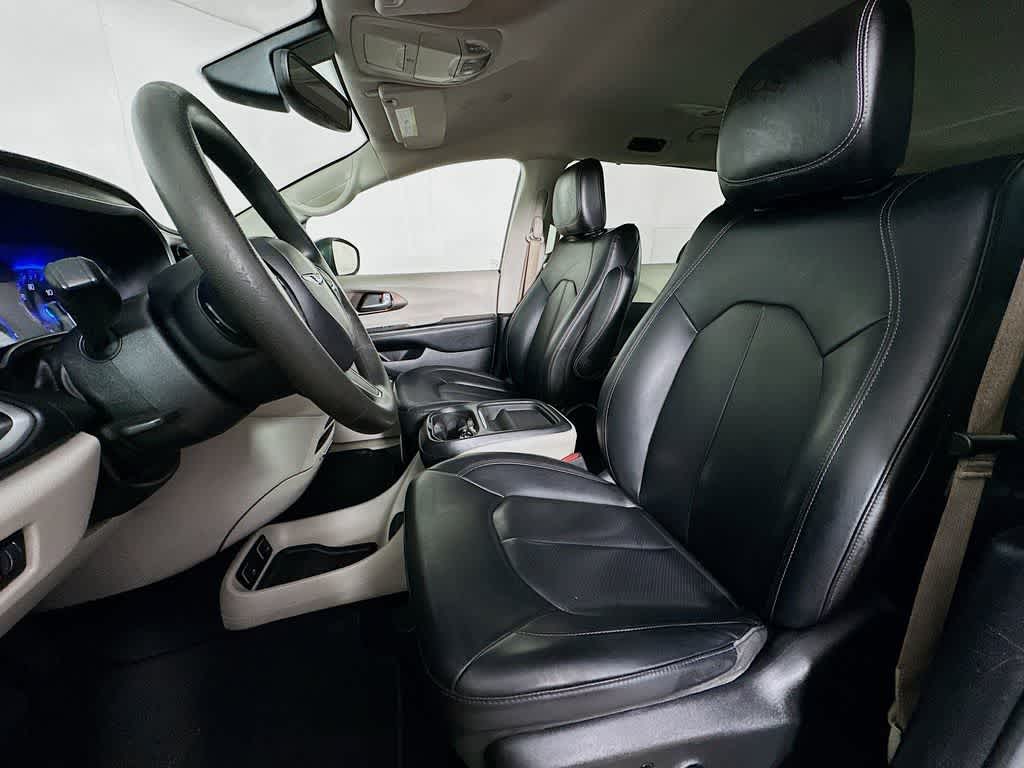 Thumbnail: 2021 Chrysler Voyager - 11