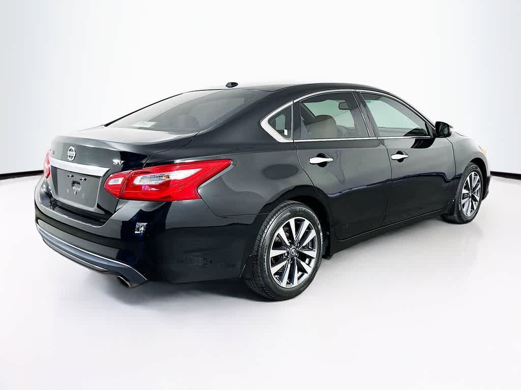 Thumbnail: 2017 Nissan Altima - 25