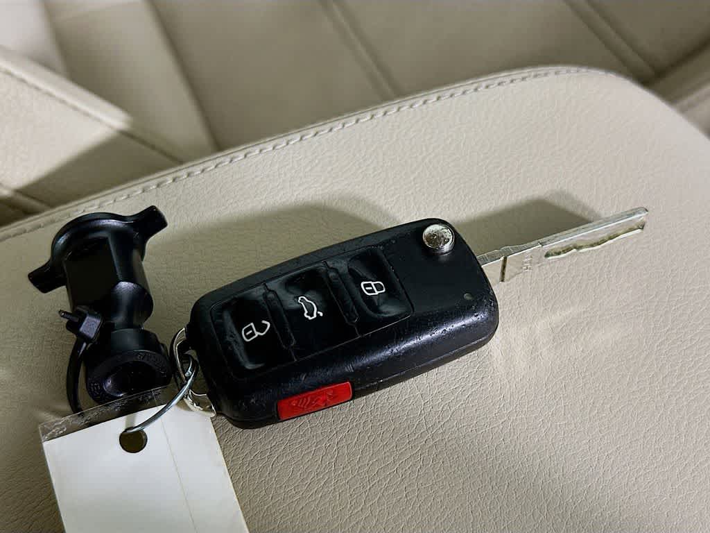 Thumbnail: 2013 Volkswagen Passat - 22