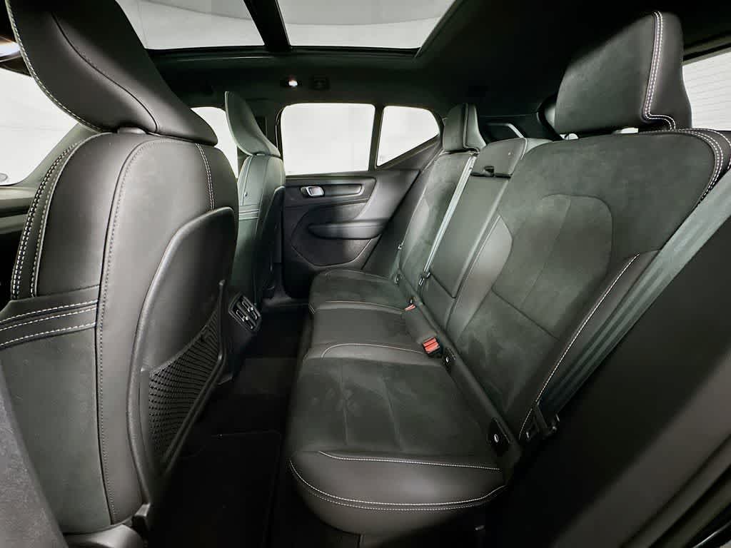 Thumbnail: 2023 Volvo XC40 - 14