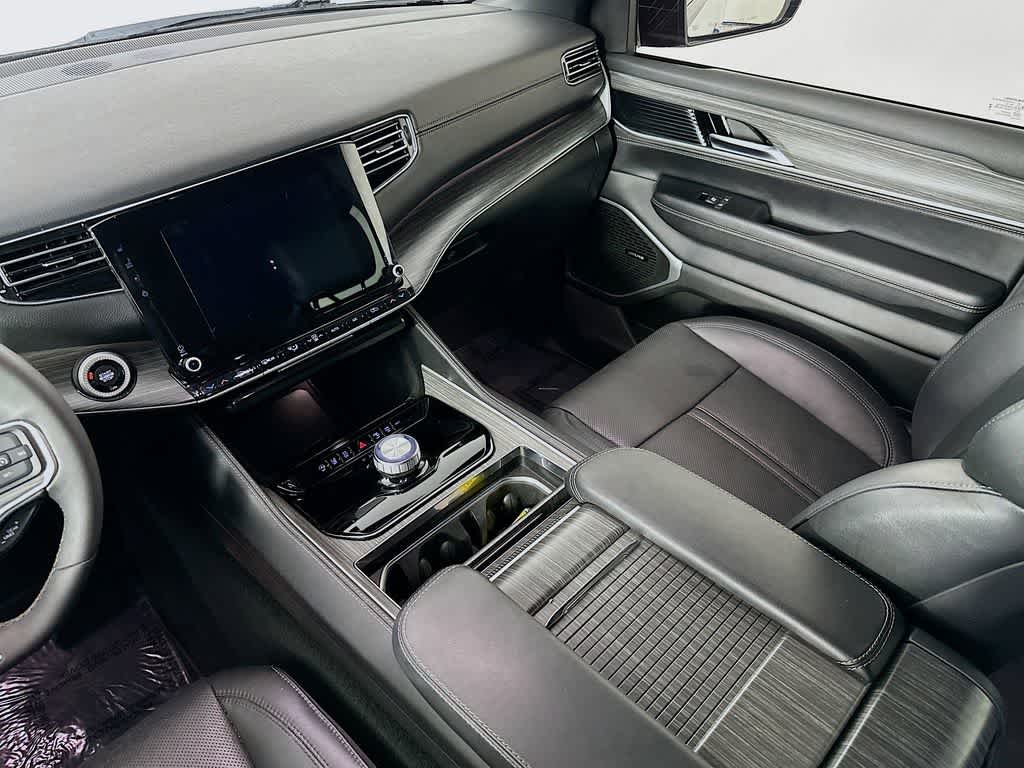 Thumbnail: 2023 Jeep Wagoneer - 11