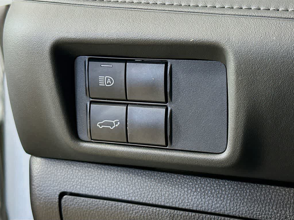 Thumbnail: 2020 Toyota Highlander - 27