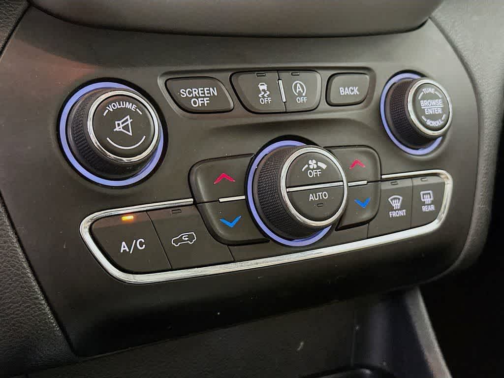 Thumbnail: 2016 Jeep Cherokee - 18