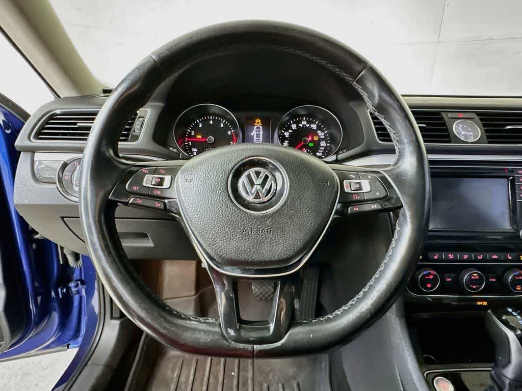 Thumbnail: 2016 Volkswagen Passat - 16