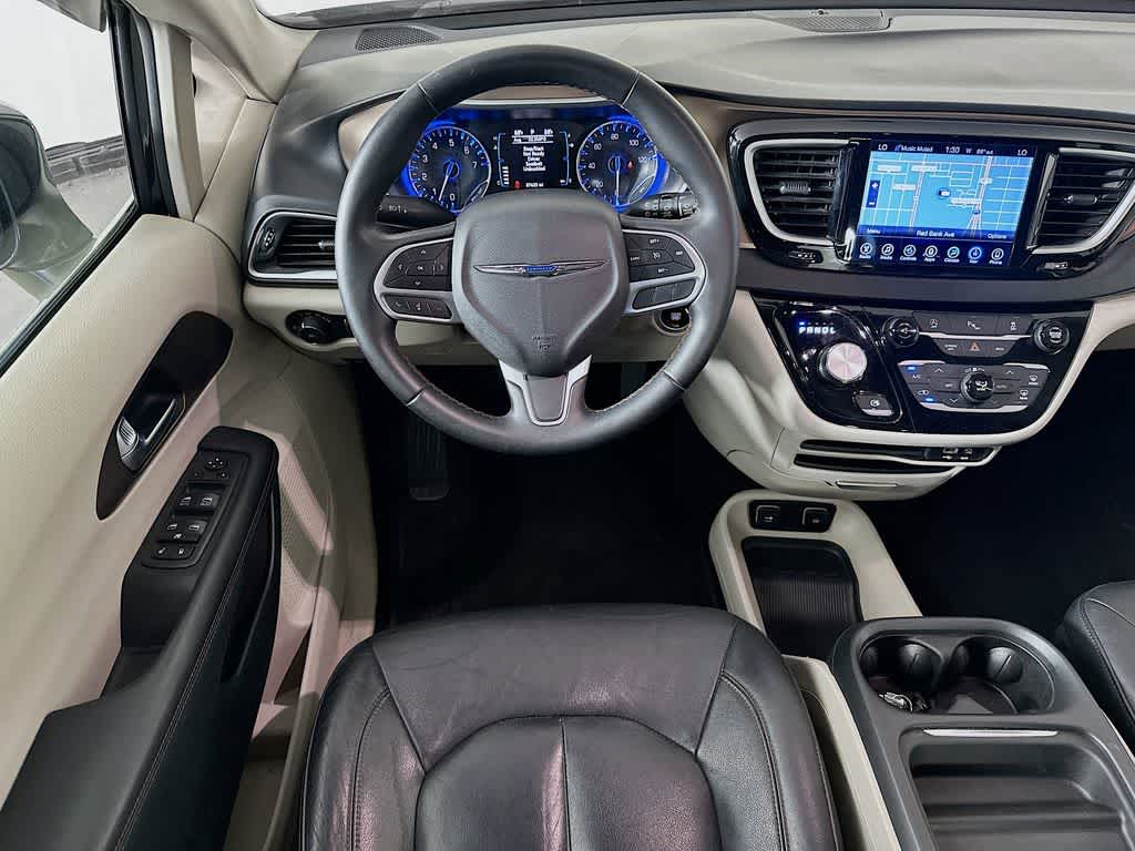 Thumbnail: 2017 Chrysler Pacifica - 10