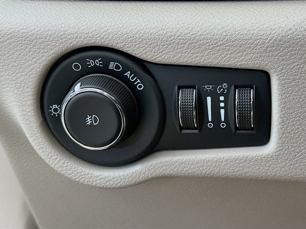 Thumbnail: 2022 Chrysler Pacifica - 25