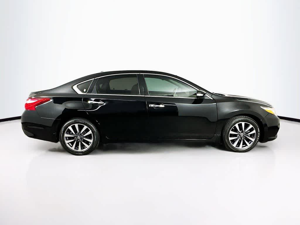 Thumbnail: 2017 Nissan Altima - 26