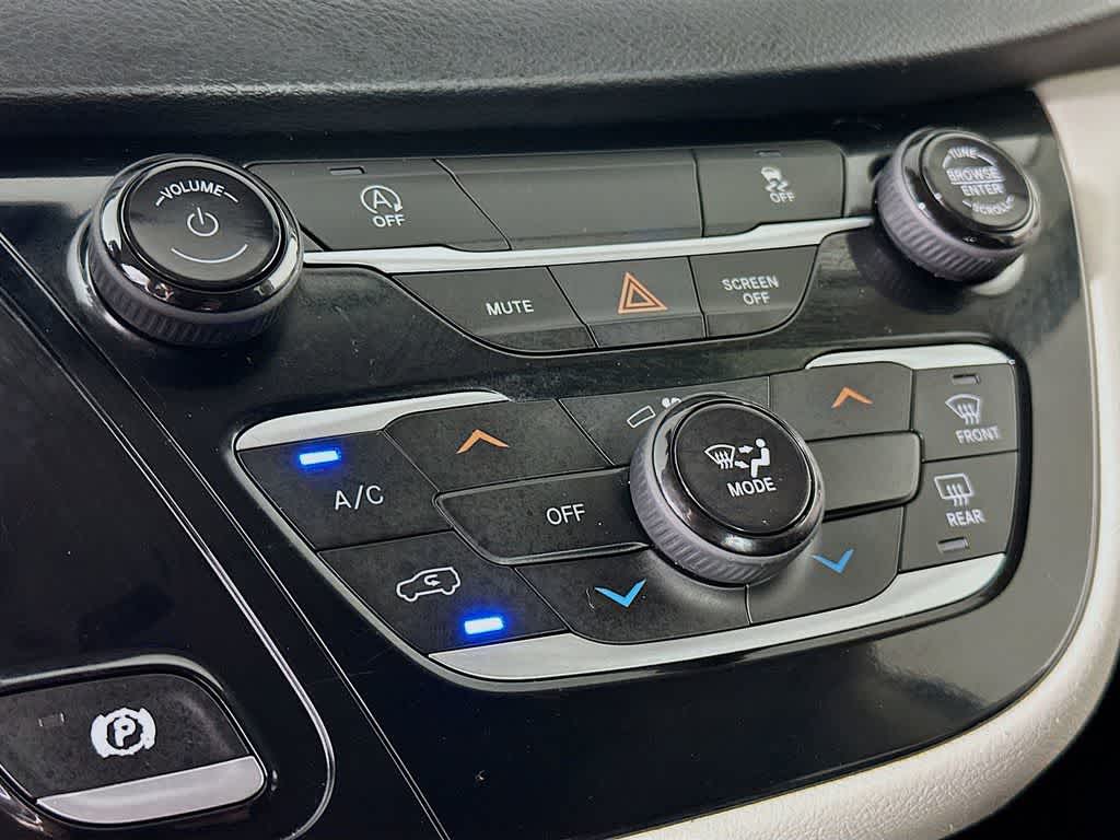 Thumbnail: 2021 Chrysler Voyager - 18