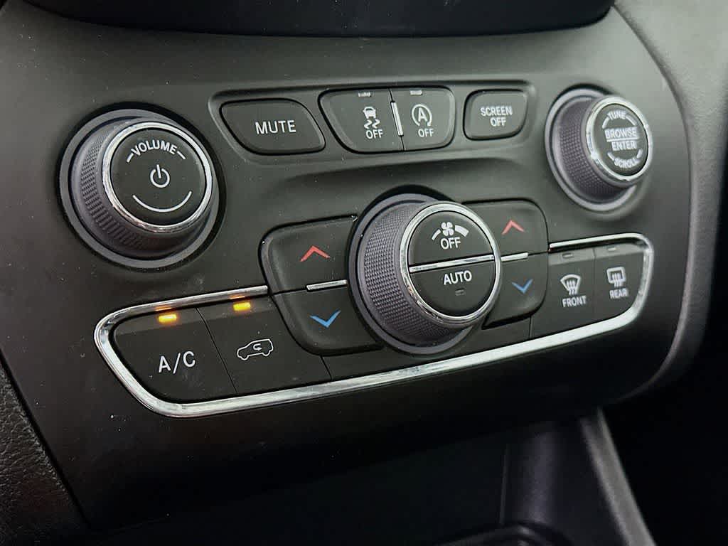 Thumbnail: 2022 Jeep Cherokee - 18