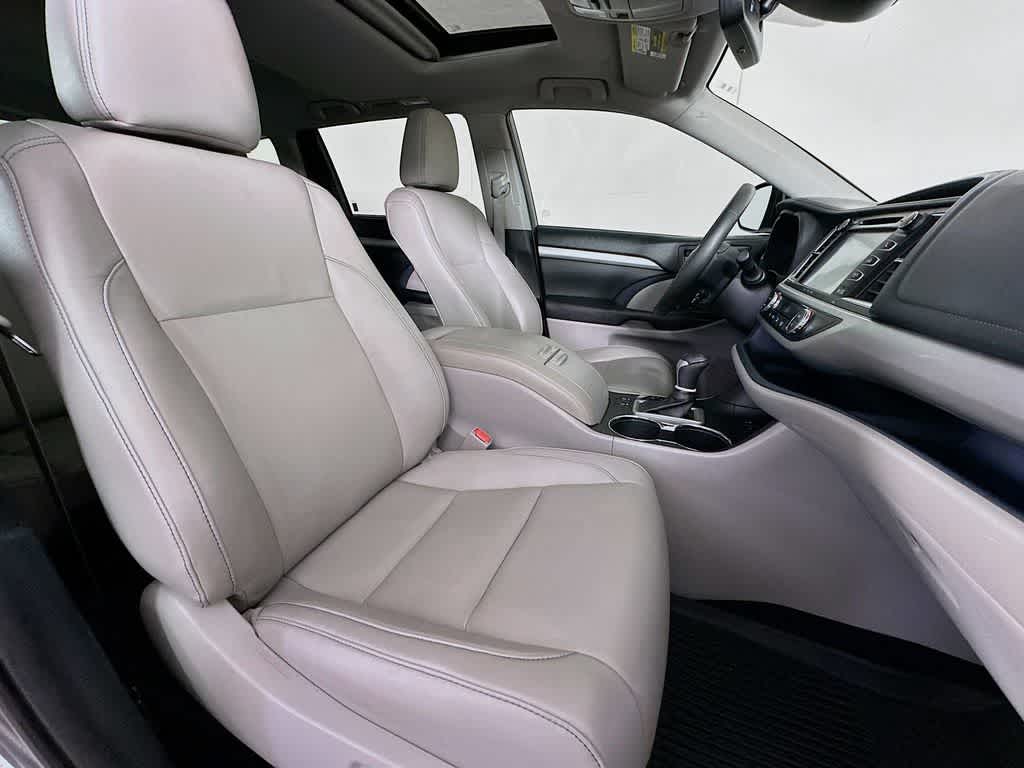 Thumbnail: 2019 Toyota Highlander - 14