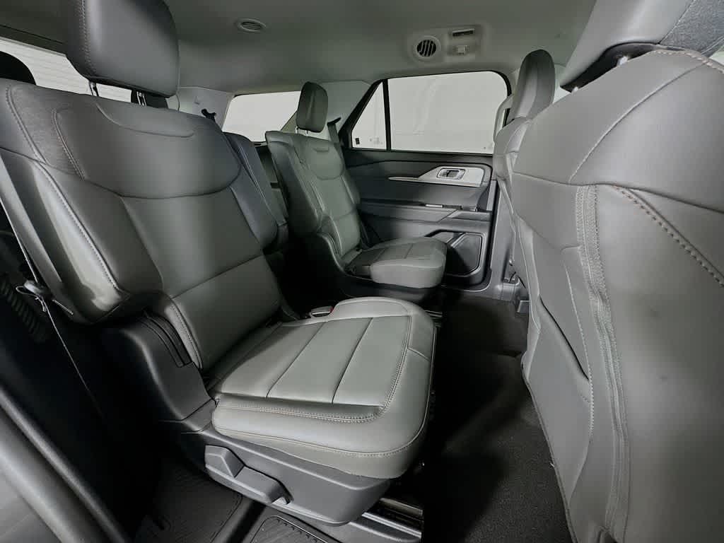 2025 Ford Explorer Active 32