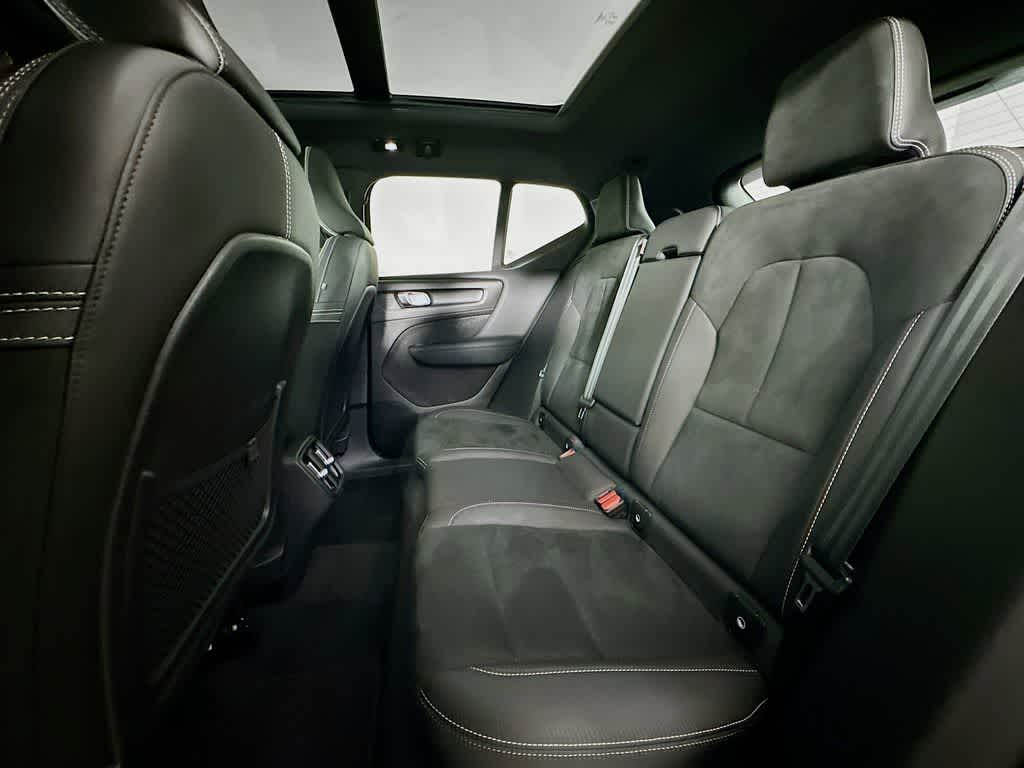 Thumbnail: 2023 Volvo XC40 - 14