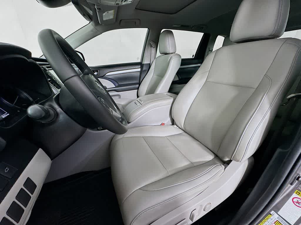 Thumbnail: 2019 Toyota Highlander - 11