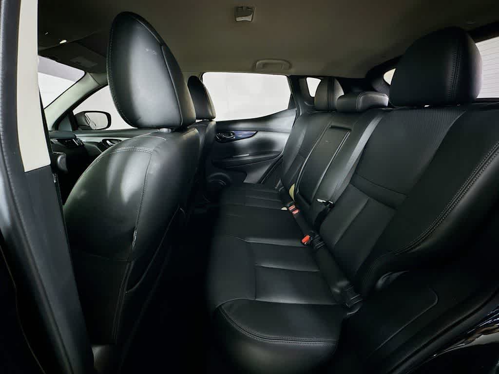 Thumbnail: 2017 Nissan Rogue Sport - 14