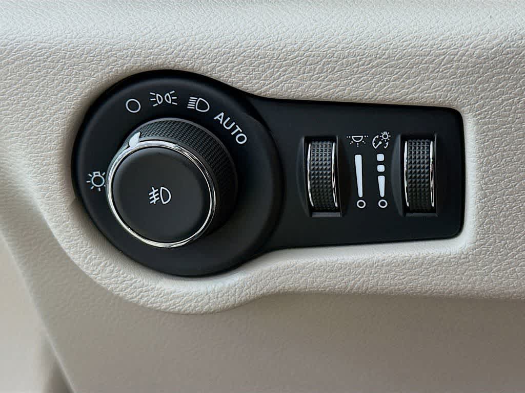 Thumbnail: 2022 Chrysler Pacifica - 27