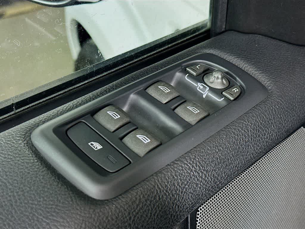 Thumbnail: 2015 Land Rover LR4 - 30