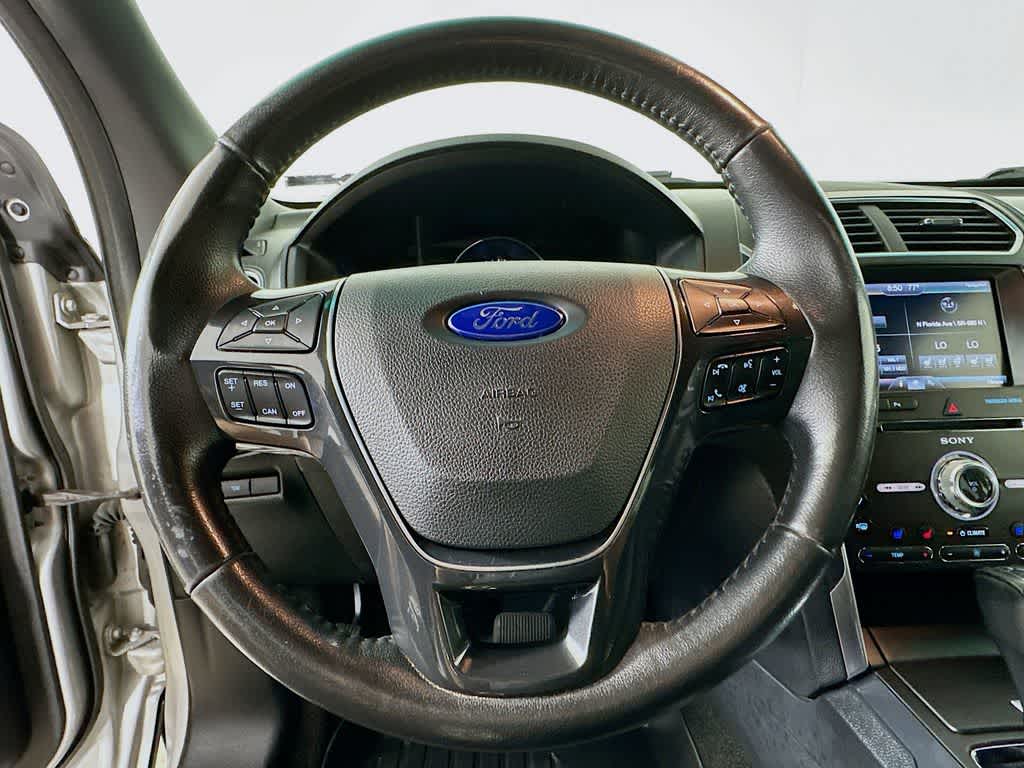 Thumbnail: 2016 Ford Explorer - 16