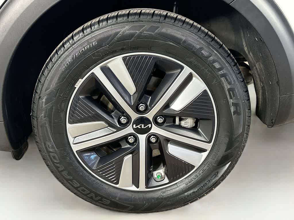 Thumbnail: 2022 Kia Niro - 8