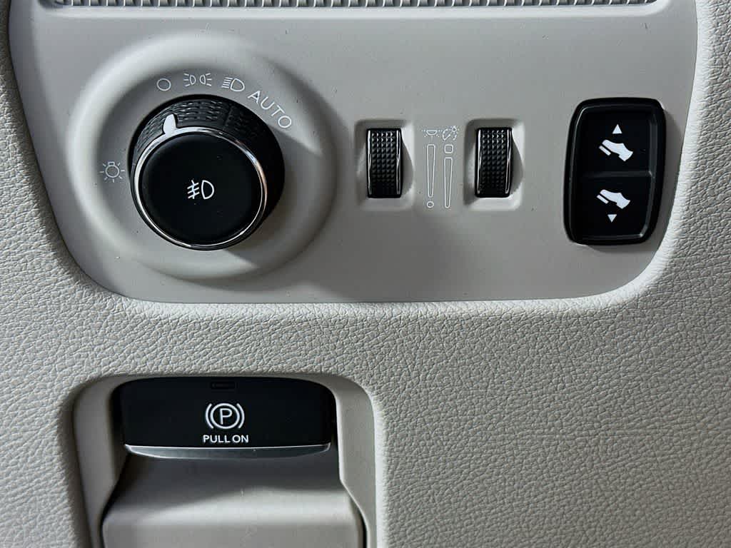 Thumbnail: 2023 Jeep Wagoneer - 26