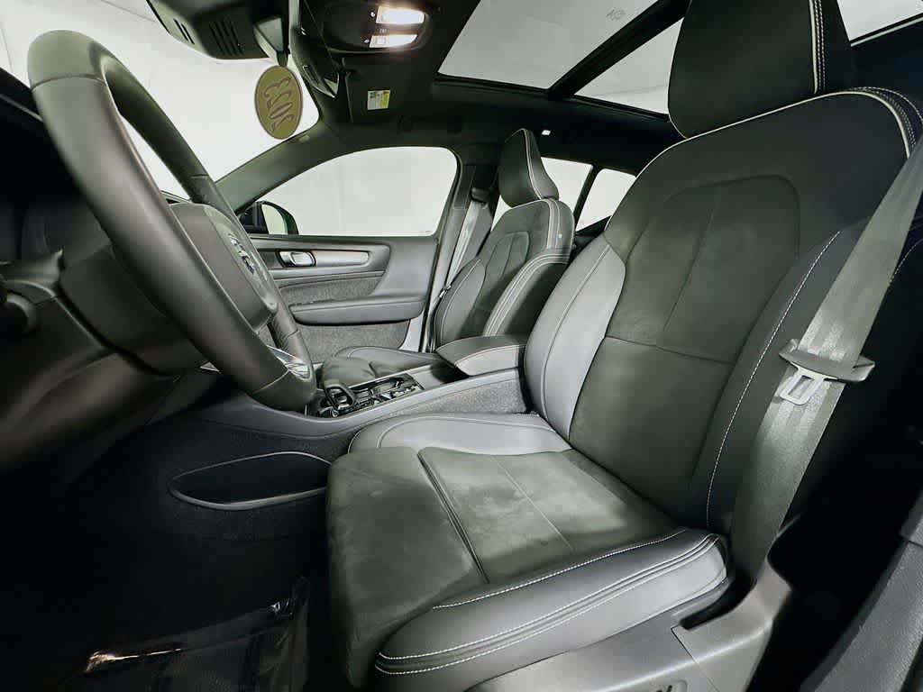 Thumbnail: 2023 Volvo XC40 - 12