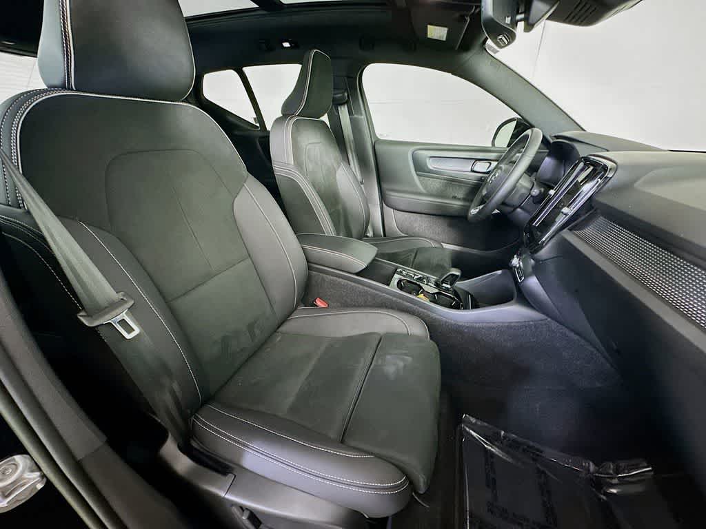 Thumbnail: 2023 Volvo XC40 - 15